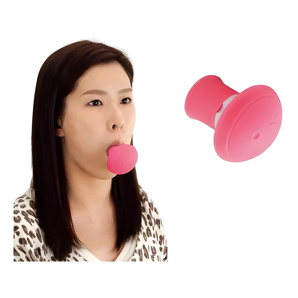 Mujer usa ejercitador facial rosa para tonificar rostro. Producto similar al lado.