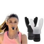 Mujer corriendo con entrenador pulmonar negro en boca, al lado 2 dispositivos respiratorios (negro y blanco).