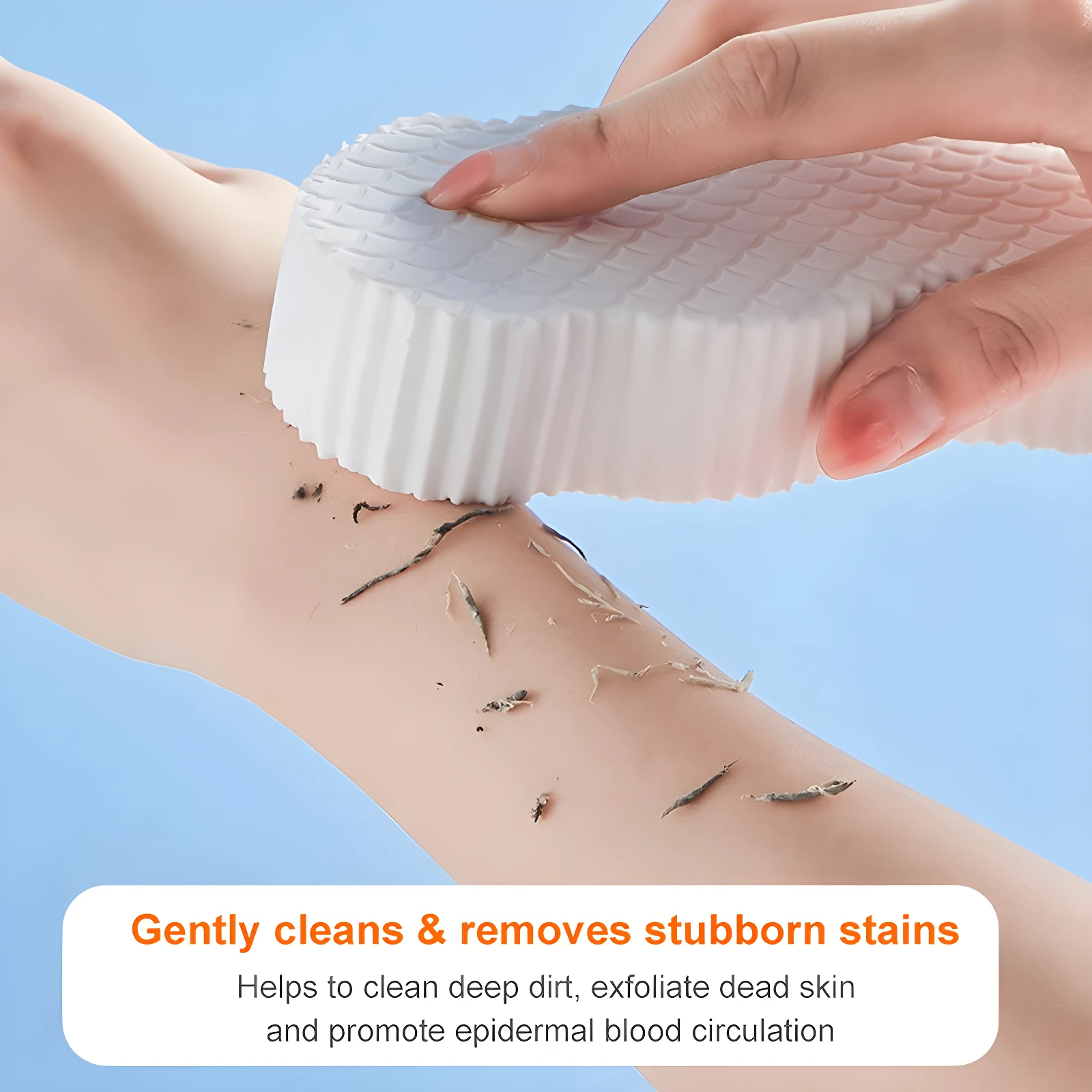 Esponja mágica exfoliante 3D blanca removiendo suciedad y piel muerta del brazo.