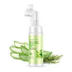 Espuma facial refrescante y humectante 92% Aloe Vera, en botella con dispensador y cepillo, junto a rodajas de aloe y romero.