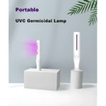 Lámpara esterilizadora portátil UVC germicida blanca, con luz violeta desprendiéndose, ideal para desinfección de superficies.