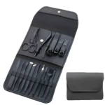Estuche de manicure y pedicure negro abierto con herramientas de acero inoxidable, más estuche cerrado.
