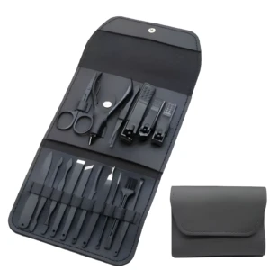 Estuche de manicure y pedicure negro abierto con herramientas de acero inoxidable, más estuche cerrado.