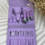 Estuche morado abierto con set completo de manicura y pedicura de acero inoxidable.