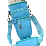 Estuche azul de neopreno para termo Stanley con bolsillo frontal con cremallera y correa ajustable para fácil transporte.