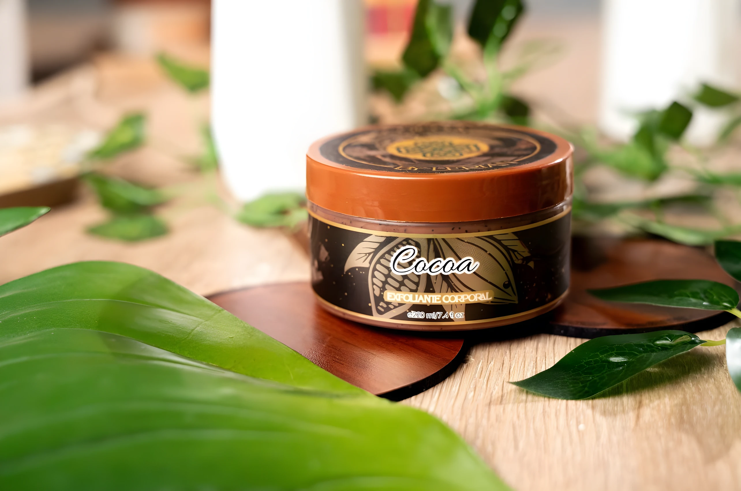 Exfoliante corporal Cocoa en tarro marrón, 220 ml, con hojas verdes sobre mesa de madera.