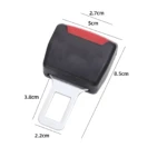 Extensor de cinturón de seguridad negro con detalle rojo y hebilla metálica, medidas 8.5cm x 5cm.