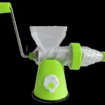 Extractor de jugos manual verde brillante con manivela y recipiente transparente, para preparar jugos frescos.