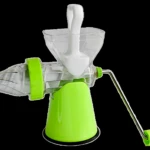 Extractor de jugos manual verde y transparente con manivela metálica y mango verde.