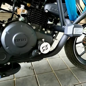 Filtro de aceite para motocicleta Yamaha FZ 2.0, color negro, detalle del motor en ángulo bajo.