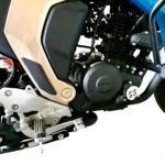 Filtro de aceite para moto Yamaha FZ 2.0, parte del motor con cubierta plateada y detalles en negro.