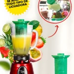 Filtro extractor verde para licuadora roja con frutas tropicales y fresas, convierte tu licuadora en extractor.