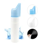 Frasco blanco para lavado nasal con tapa azul, detalle de irrigación y accesorios.