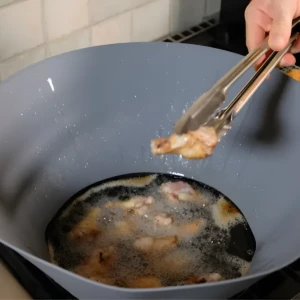 Set x2 Frywall de silicona gris bloquea salpicaduras de aceite al freír alimentos.