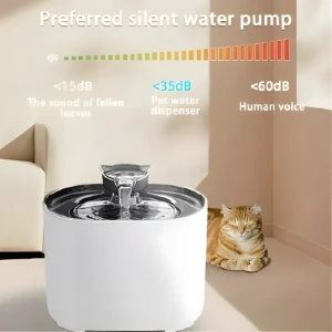 Fuente de agua silenciosa para mascotas, <15dB, dispensador de agua para gatos y perros, color blanco, con gato naranja relajado al lado.