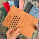 Set x2 organizadores de documentos de viaje en cuero sintético marrón, con compartimentos para tarjetas y pasaporte.