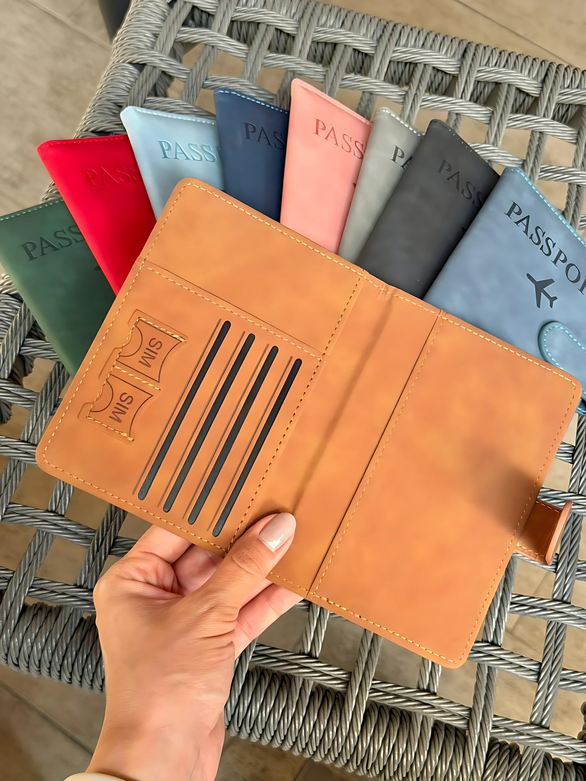 Set x2 organizadores de documentos de viaje en cuero sintético marrón, con compartimentos para tarjetas y pasaporte.