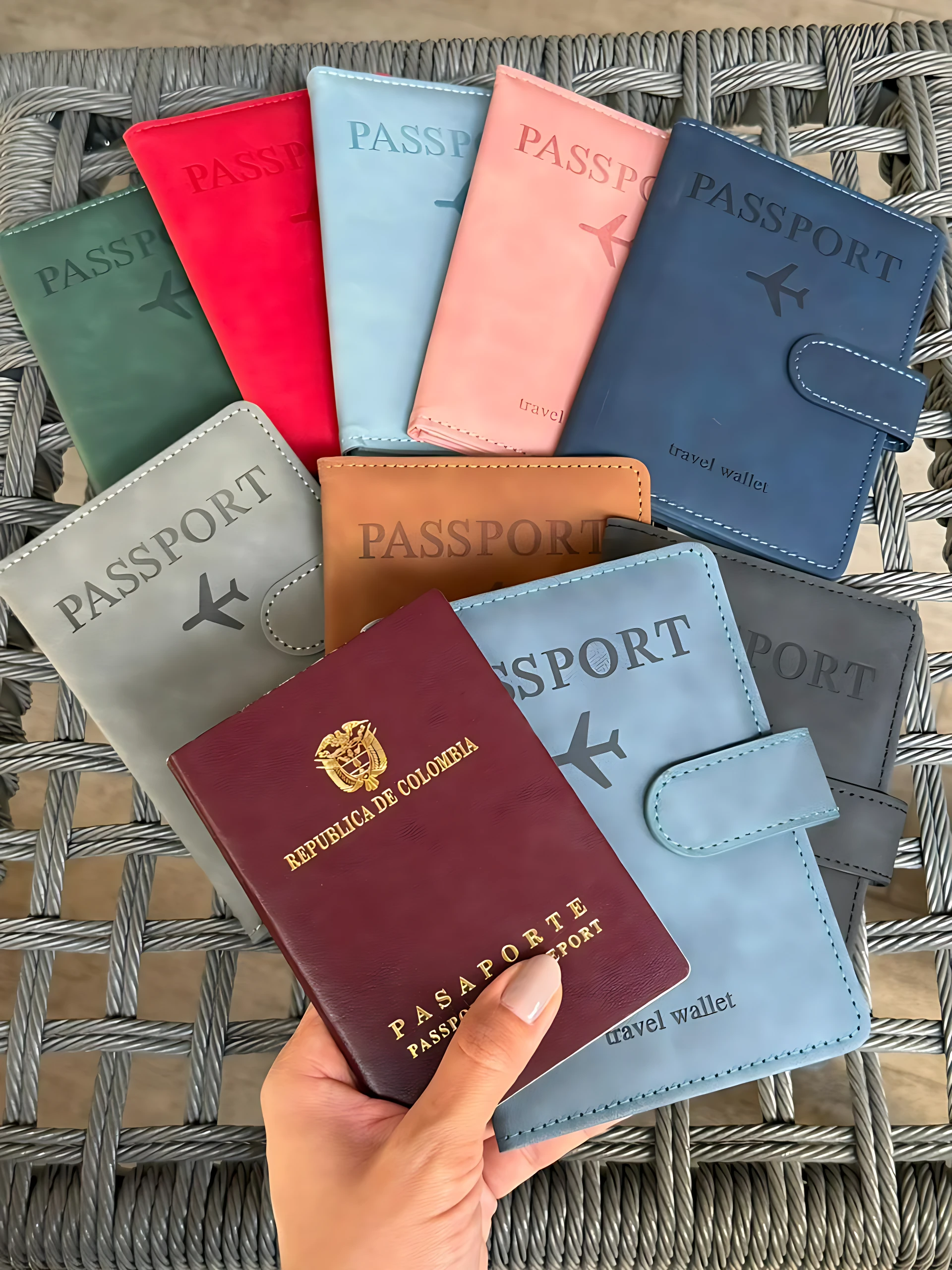 Set de 2 fundas de viaje para pasaporte en colores azul claro y gris, con diseño de avión y costuras visibles.
