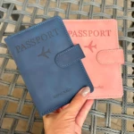 Set x2 fundas de viaje para documentos, azul y rosa, con avión y texto "PASSPORT" y "travel wallet".