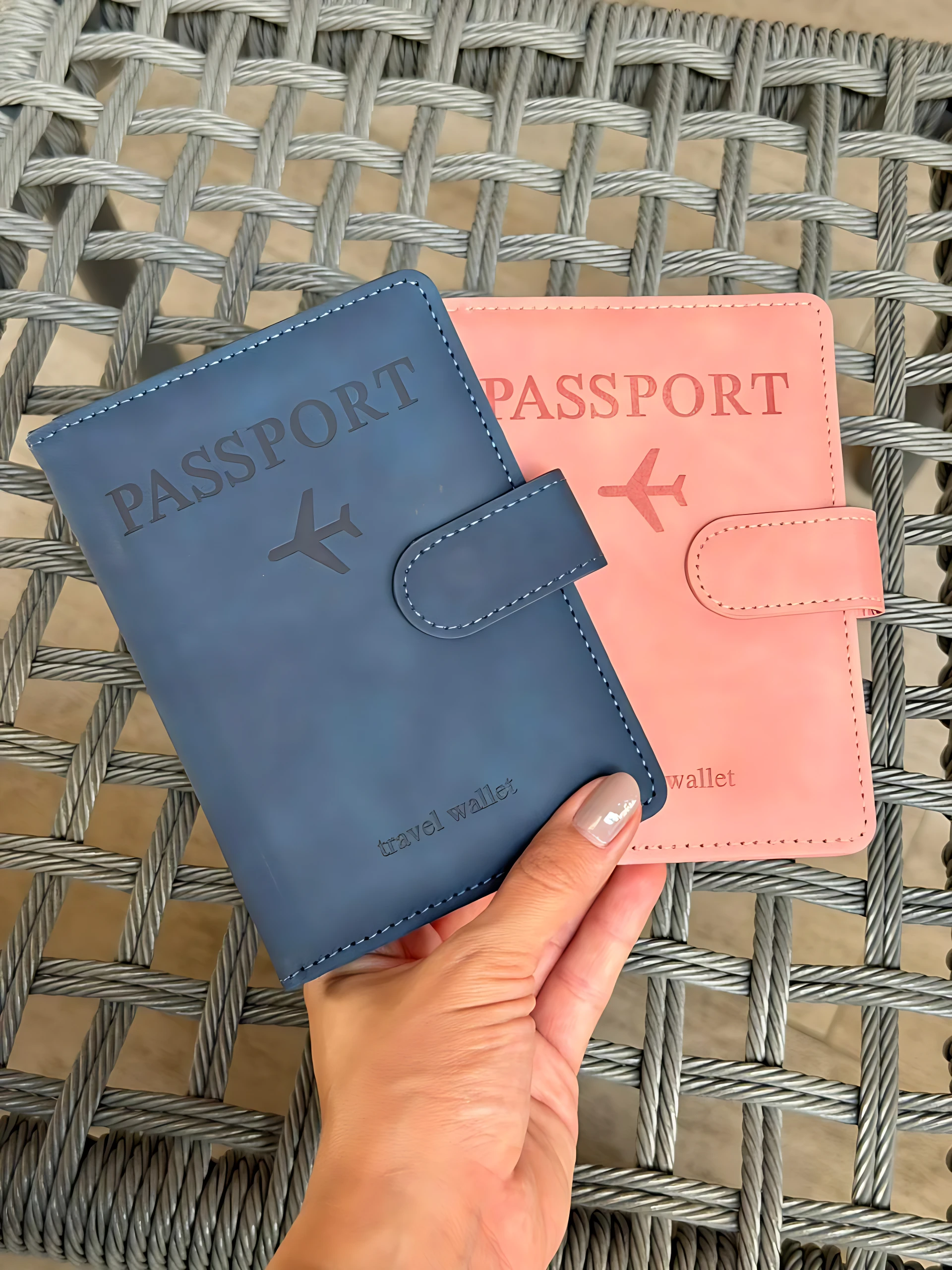 Set x2 fundas de viaje para documentos, azul y rosa, con avión y texto "PASSPORT" y "travel wallet".