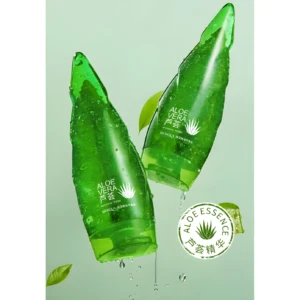 Set x2 gel refrescante de aloe vera en botellas verdes con gotas de agua, hojas de aloe y círculo de esencia.