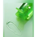Gel refrescante de Aloe Vera, transparente con burbujas, vertiéndose de envase verde sobre fondo verde.