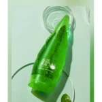 Gel refrescante de aloe vera en tubo verde transparente, textura gelatinosa, con hoja de aloe y texto "BIOAQUA".