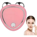 Estimulador facial electro rosa con forma de oso, usado por mujer en rutina de cuidado.