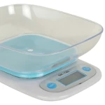 Báscula de cocina digital blanca y azul, con recipiente transparente y dos pilas AAA.