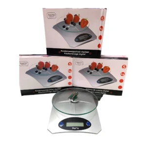 Balanza de cocina digital plateada y de vidrio, con capacidad de 5kg y precisión de 1g. Empaque de producto visible.