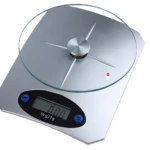 Balanza digital de cocina plateada con superficie de vidrio templado, pantalla LCD y capacidad de 5kg/1g.