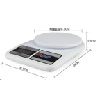 Balanza de cocina digital blanca redonda, 14.5cm de plato, 16.5cm de largo, 24cm de ancho y 3.5cm de alto, ideal para pesar alimentos con precisión.