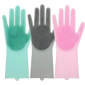 Tres guantes de silicona para lavar platos, verde, gris y rosa, con cerdas exfoliantes en la palma y dedos.