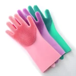Guantes de silicona para lavar platos, verde, morado y rosa, con cerdas texturizadas.