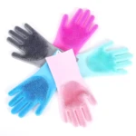 Guantes de silicona para lavar platos, color verde, con textura exfoliante en la palma y dedos.