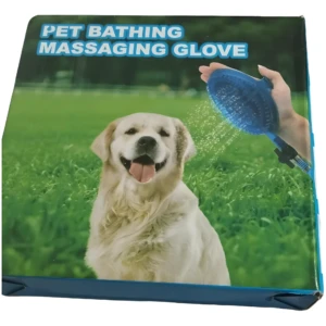 Guante azul para bañar y masajear perros, con chorros de agua, sobre un perro golden retriever feliz en césped verde.