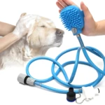 Guante de baño azul con ducha integrada para mascotas, lavando a un perro con espuma.
