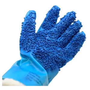 Guante azul de caucho con textura granulada antideslizante para pelar papas, mano derecha.
