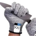 Manos con guantes anticorte Nivel 5 de textil sujetando cuchillo de chef.