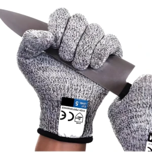 Manos con guantes anticorte Nivel 5 de textil sujetando cuchillo de chef.