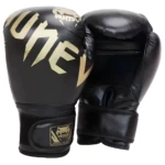 Guantes de boxeo negros Venum 10oz unisex con logo dorado desgastado y detalle en malla.