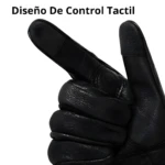 Guantes de moto negros en cuero, con puntas táctiles para control, vistos desde un ángulo cercano.