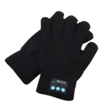 Guantes negros de tejido con módulo Bluetooth y controles en la palma.