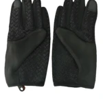 Guantes térmicos negros con textura antideslizante en palma y dedos, vista frontal.