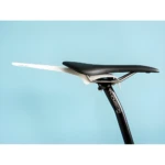Guardabarros trasero MTB ajustable en blanco y negro, montado sobre poste Thomson para proteger de salpicaduras.