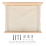 Hamaca de pared para gato de madera clara con tela beige, bordes blancos y accesorios de instalación.