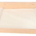 Hamaca de pared para gato en madera clara con cojín blanco suave y tornillos visibles.