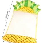 Hamaca inflable de piscina en forma de piña amarilla con detalles verdes, mide 152x79cm.