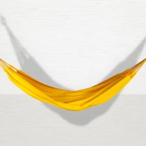 Hamaca de jardín amarilla sin flecos, colgada con cuerdas, proyectando sombras.