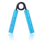 Entrenador de agarre azul metálico con resortes negros y mangos texturizados, ideal para antebrazos.